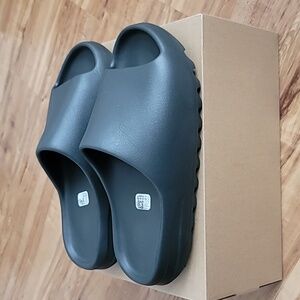 YEEZY SLIDES 'ONYX'